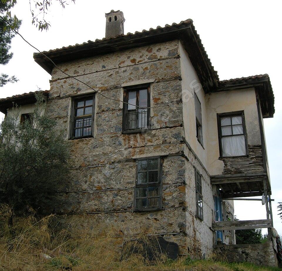 Alanya Tophane'de Restorasyonluk İki Katlı Eski Taş Ev