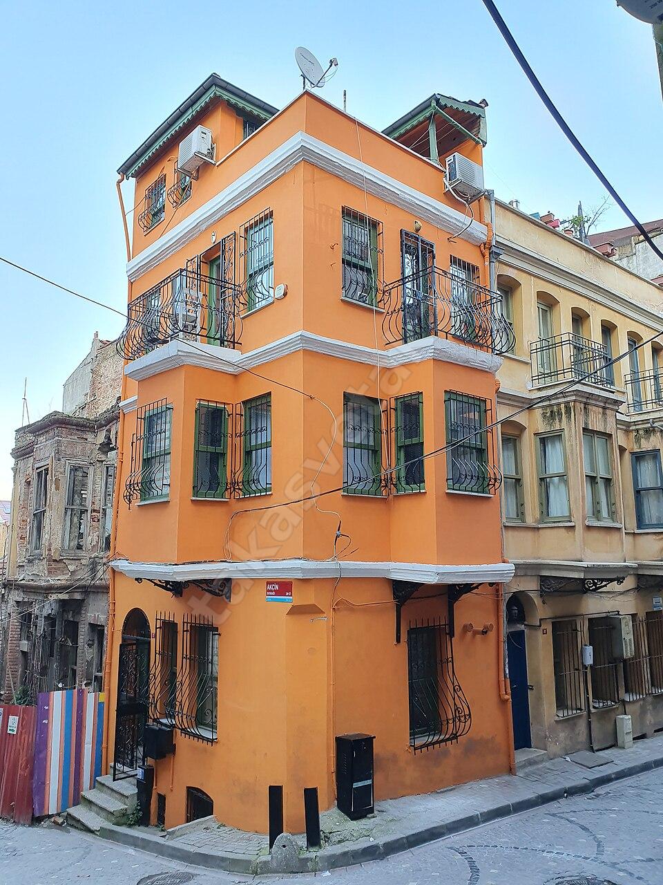 Balat'ta Restore Edilmiş Köşe Binada Takasa Uygun 2+1 Daire