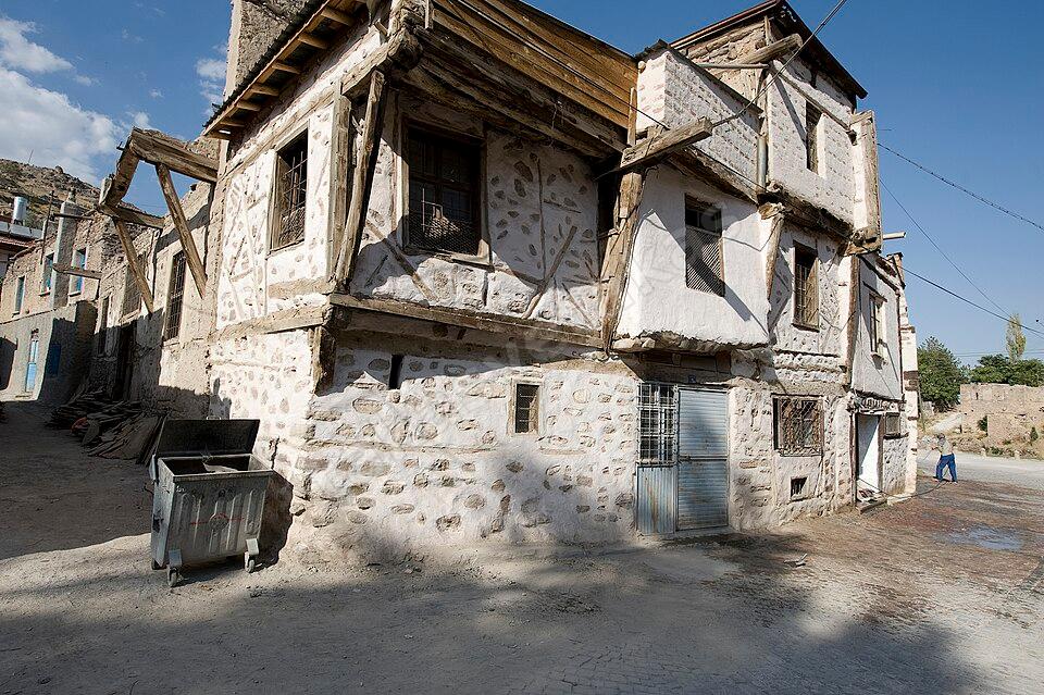 Sille'de Restorasyonluk İki Katlı Taş Ev, Takas Değerlendirilir