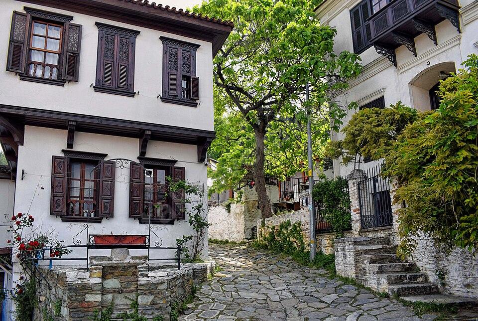 Şirince Köy İçinde Ahşap Kepenkli İki Katlı Taş Ev