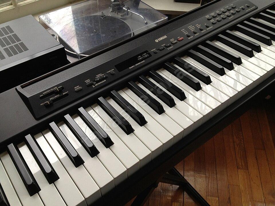 Yamaha P80 dijital piyano 88 tuş, taşıma çantası ve pedallı