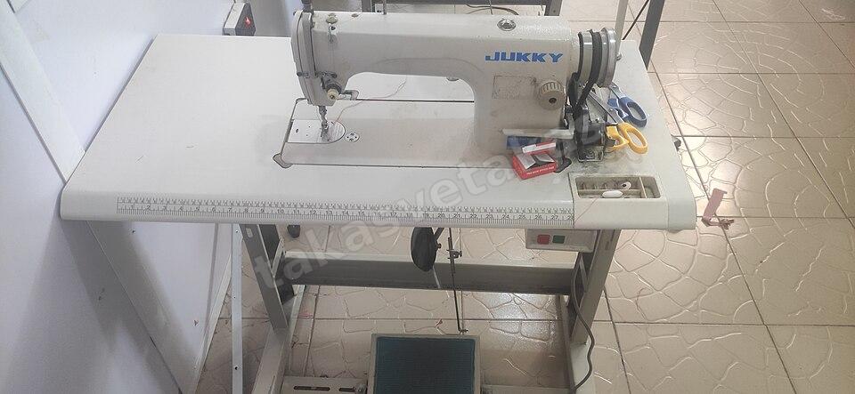 Jukky sanayi tipi düz dikiş makinesi, tezgah ve motoruyla